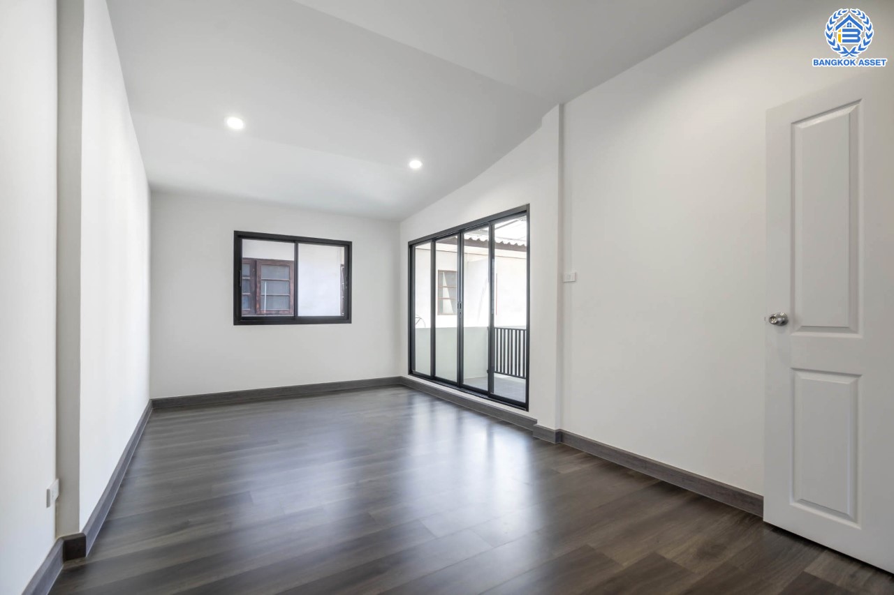 บ้านมือสองตกแต่งใหม่ หน้าโครงการติดรถไฟฟ้า "สถานีไทรม้า"!! ม.ซื่อตรง พระนั่งเกล้า-ท่าอิฐ ทาวน์เฮ้าส์หลังใหญ่ เนื้อที่ 26 ตร.ว. ฟังก์ชัน 3 ห้องนอน 2 ห้องน้ำ 1 ที่จอดรถ ทำเลใกล้ เซ็นทรัลรัตนาธิเบศร์ และทางด่วน "งามวงศ์วาน"